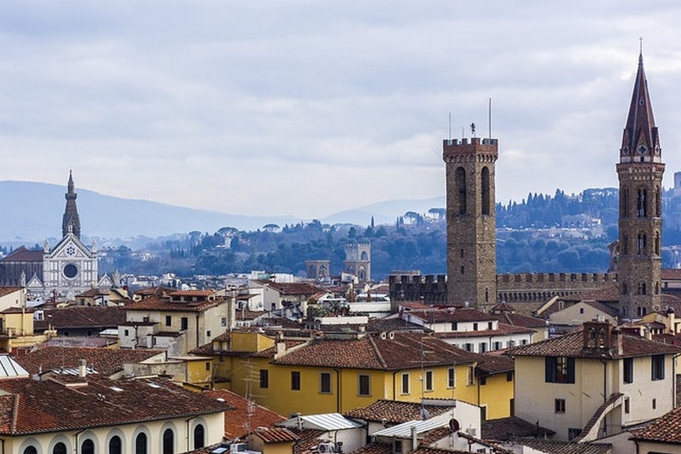 Blick auf Dächer und Kirchtürme einer Stadt in der Toskana
