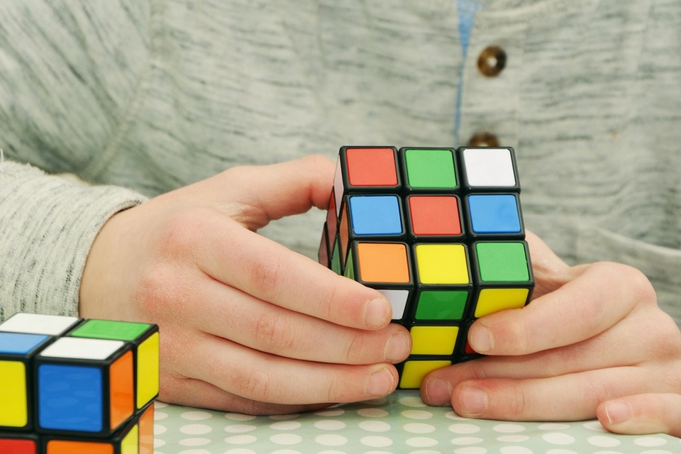 Ein Junge spielt mit einem Magic Cube in der Hand
