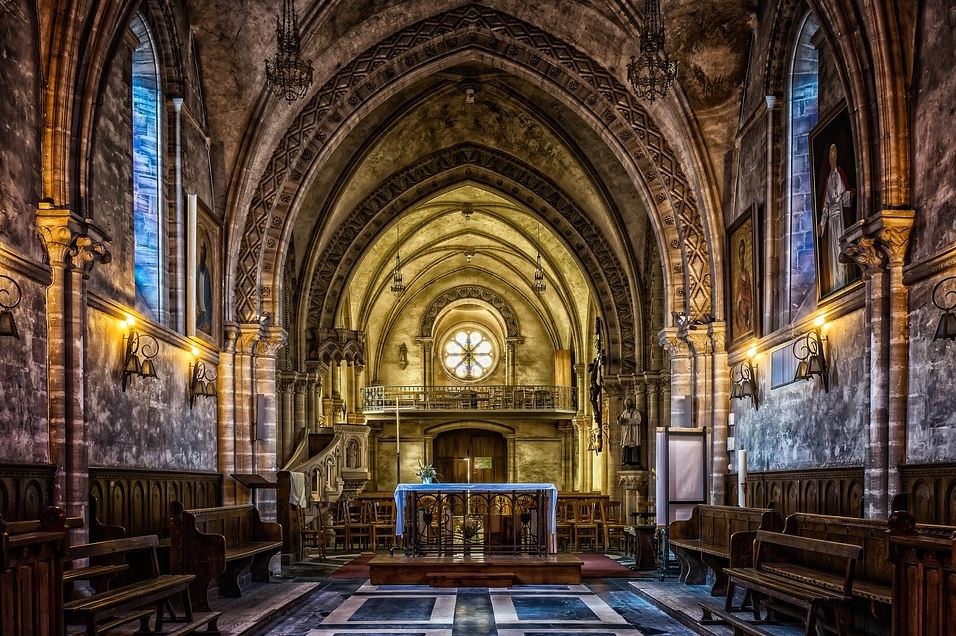 Blick auf einen Altar im Inneren einer gotischen Kirche