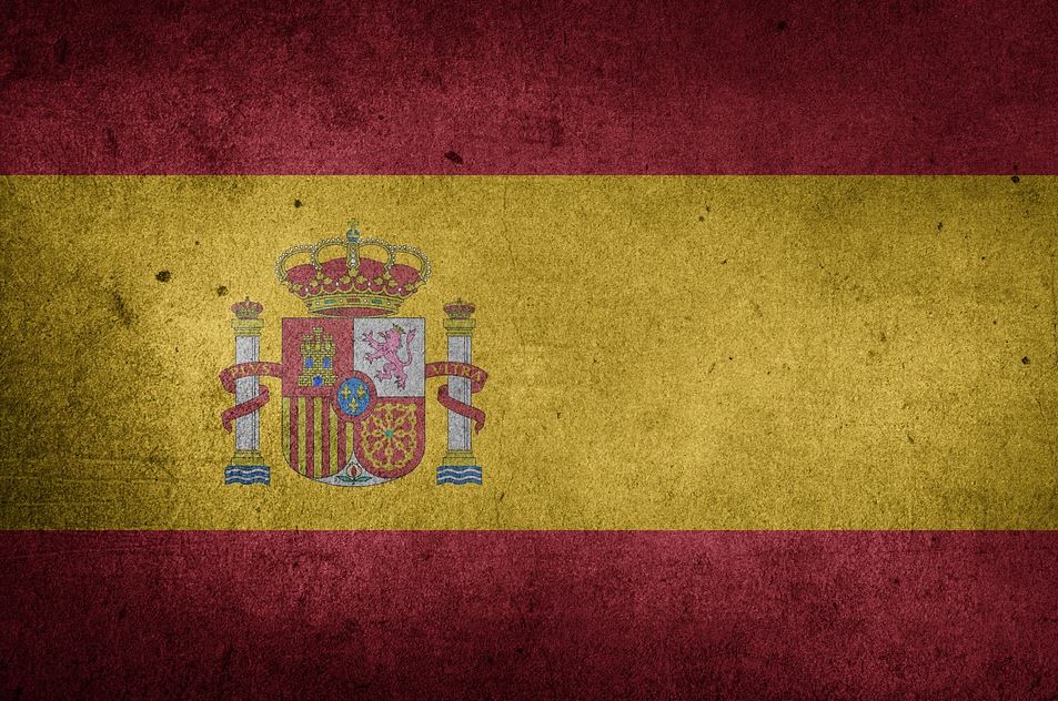 Die spanische Flagge samt königlichem Wappen