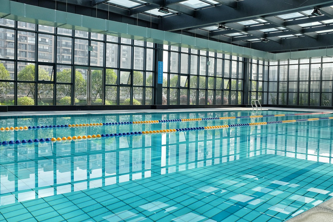 Eine leere Schwimmhalle mit abgetrennten Bahnen; vorbereitet für den Schwimmunterricht