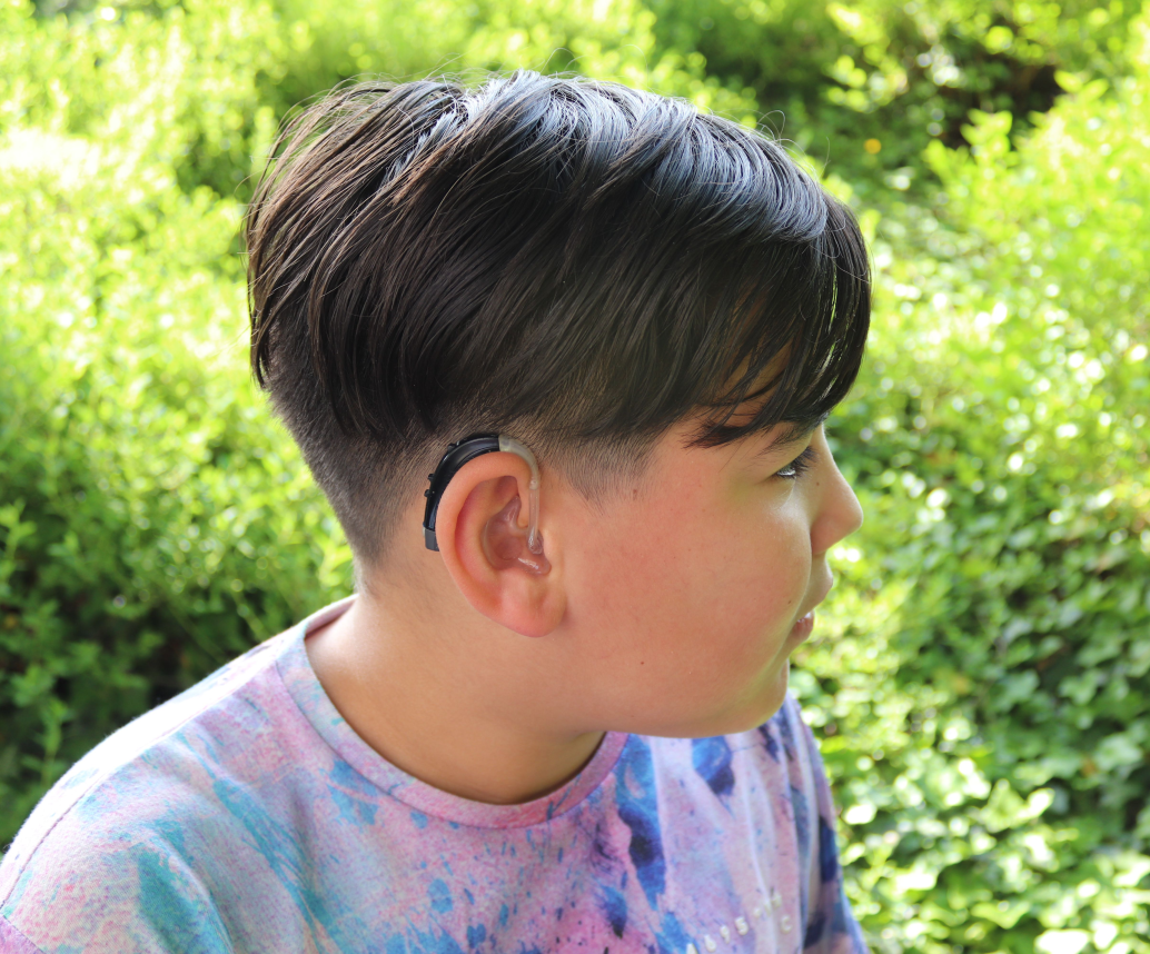 Ein Schüler mit HdO-Gerät 