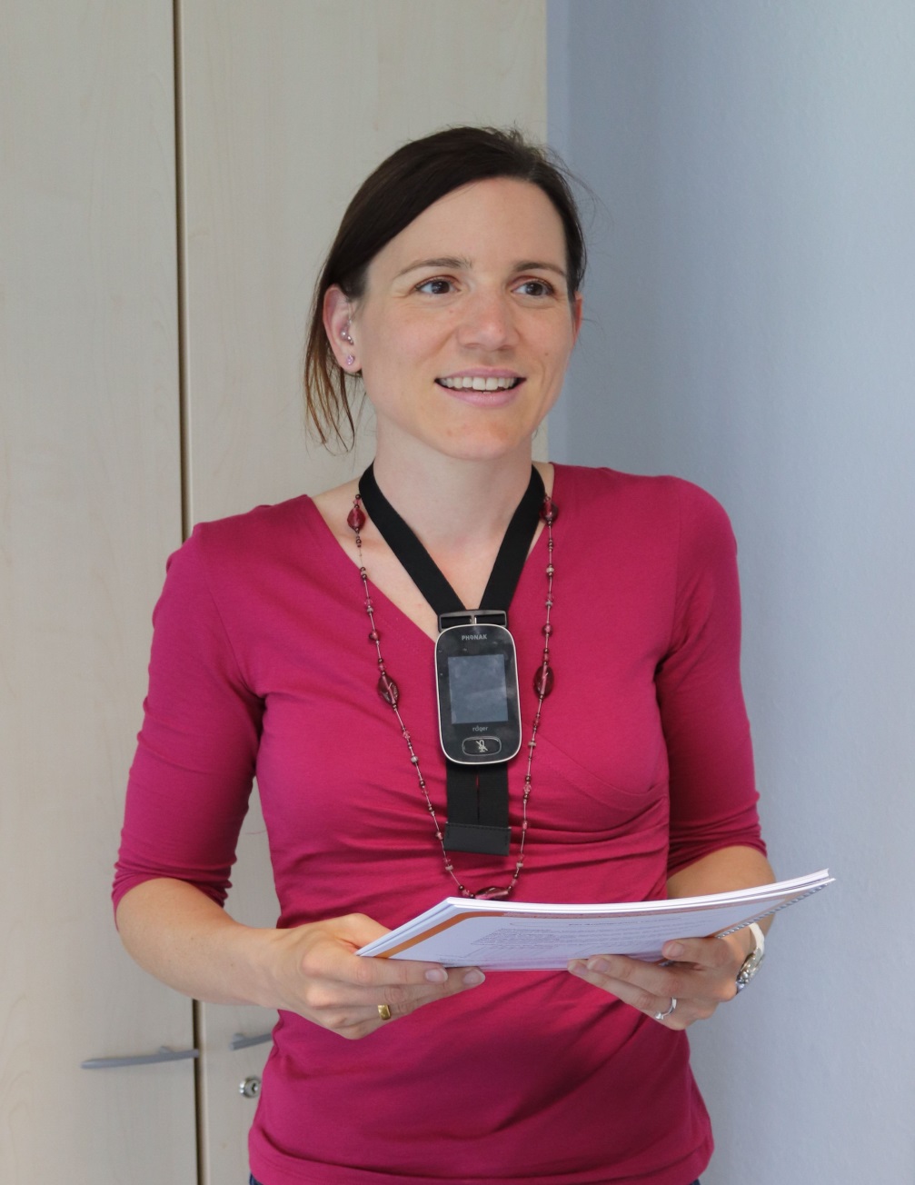 Eine Lehrerin mit einem Sender einer Höranlage