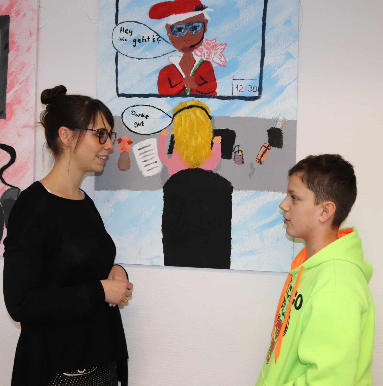 Eine Lehrerin mit einem Schüler im Gespräch