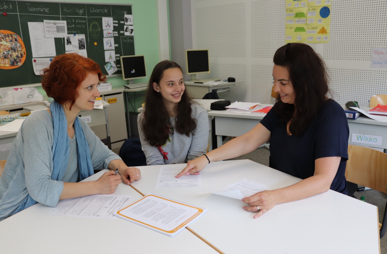 Ein Gespräch mit einer Schülerin, deren Mutter und der Klassenlehrerin