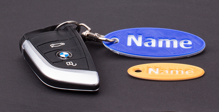 Schlüsselanhänger auf schwarzer Unterlage