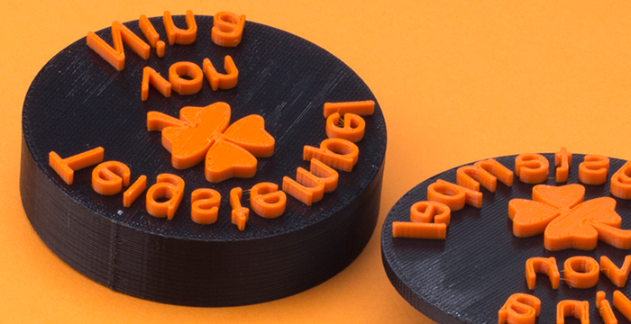 Salzteigstempel orangener Hintergrund