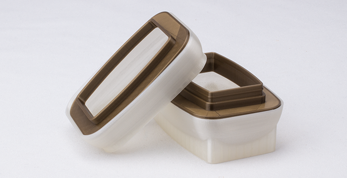 weiße Dose mit goldenem Verschlussrand