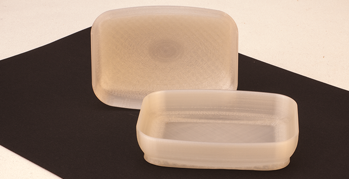 weiße Schalung auf schwarzer Unterlage