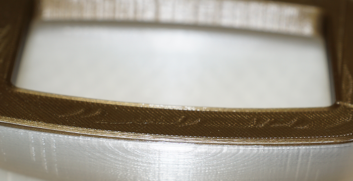 weiße Dose mit goldenem Verschlussrand, Marko