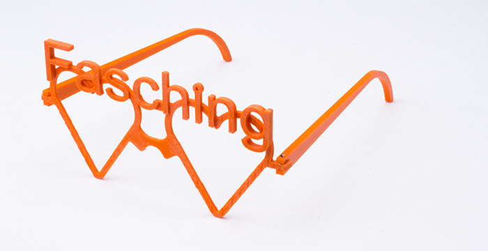 orange Faschingsbrille mit herzförmiger Glasfassung