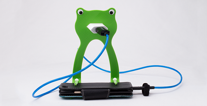 Smartphonehalterung in Form eines Frosches, mit Kabel, weißer Untergrund