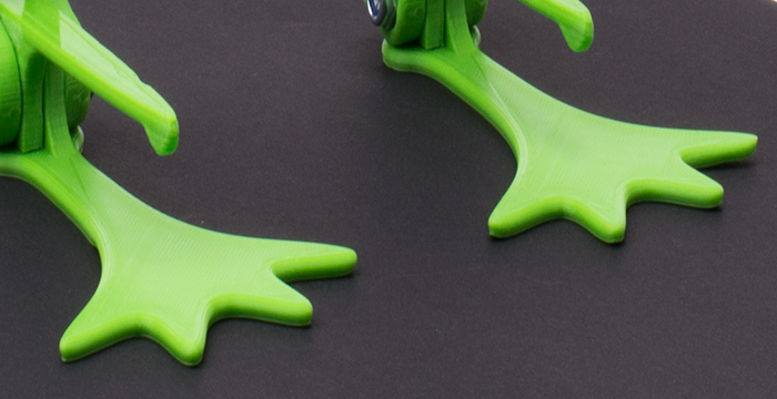 Froschfüße auf schwarzer Unterlage