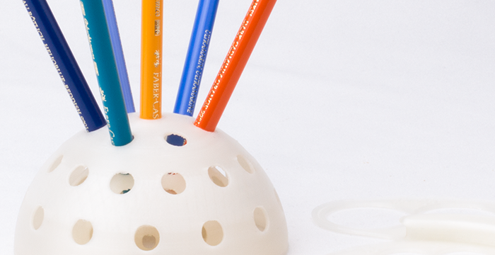 Nahaufnahme eines Stifteigels, befüllt mit Buntstiften