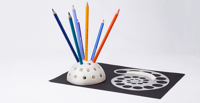 Stifteigel mit Schablone, auf schwarzer Unterlage