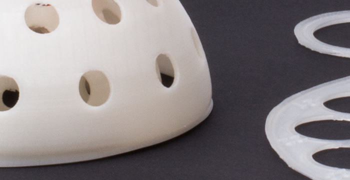 Stifteigel mit Schablone, auf schwarzer Unterlage, Nahaufnahme