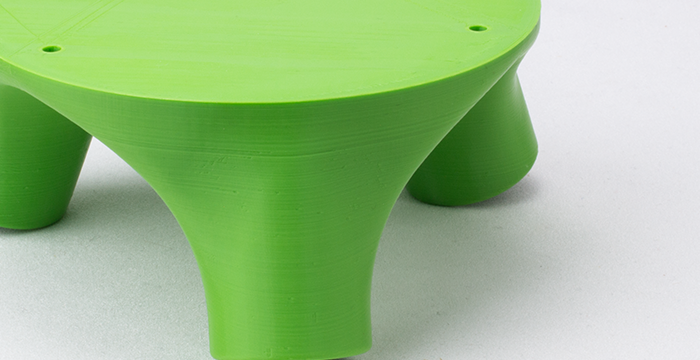 Nahaufnahme eines Dreibeintisches, grün
