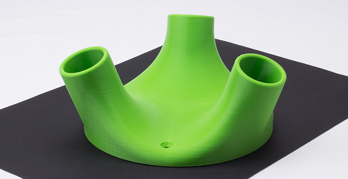 Unterseite eines Dreibeintisches