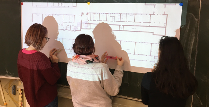 Schüler:innen vermessen Schulgebäude