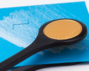 Prägemaschine in Aktion