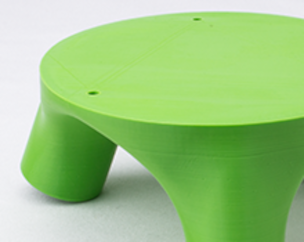 Tischverbindung in grün vor weißem Hintergrund