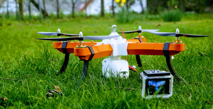 Drohne auf Wiese mit Kamera