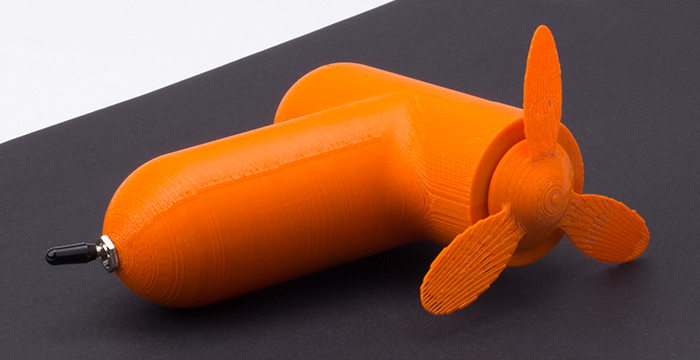 orangener Handventilator ganz, mit Schalter, schwarze Unterlage