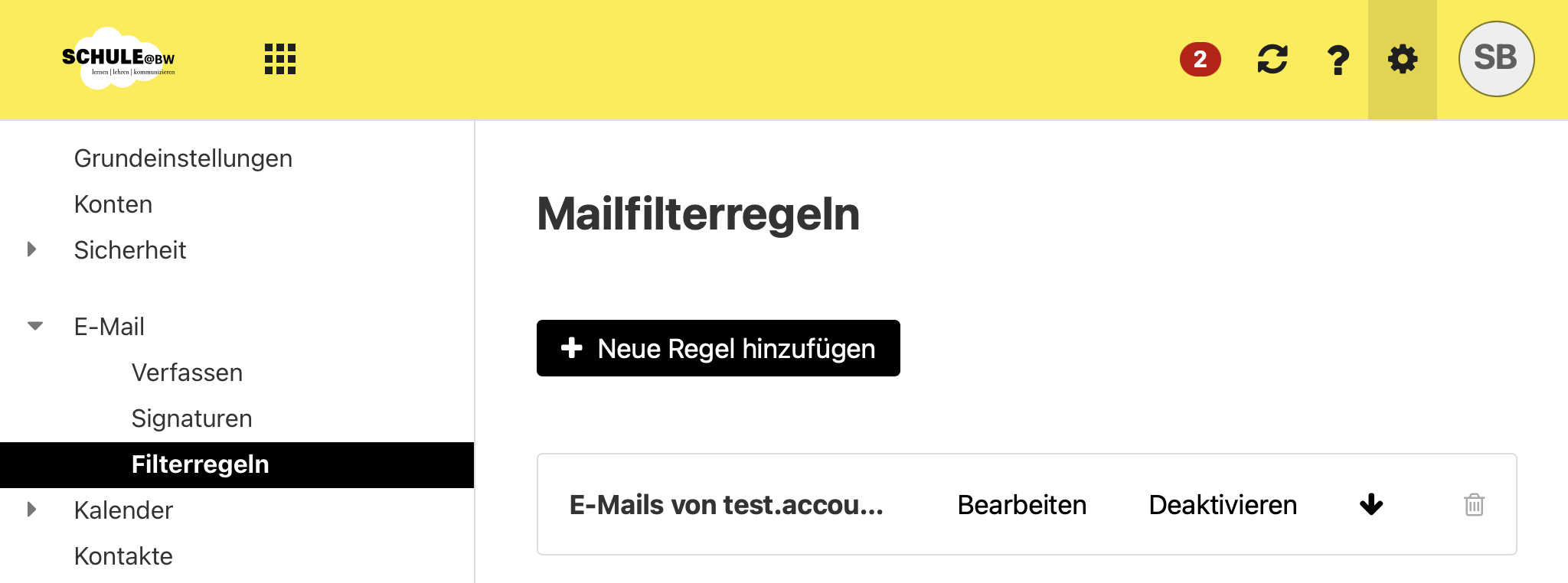 Screenshot, der oben rechts ein hervorgehobenes Einstellungszahnrad zeigt und im Menü links unterhalb des Bereichs E-Mail den Begriff Filterregel hervorhebt.