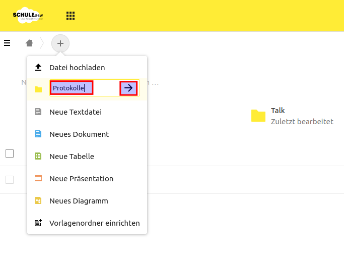 Screenshot, der das nun erschienene Eingabefeld zeigt. Hier ist der Name 'Protokolle' eingegeben. Rot umrandet ist auch der Pfeil-Button, auf den nun geklickt werden soll.