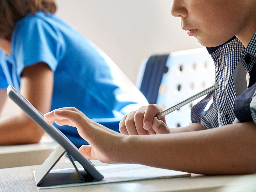 Kind an einem Tablet