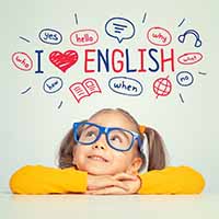 kleines Mädchen schaut nach oben auf eine Wortwolke mit englischen Vokabeln