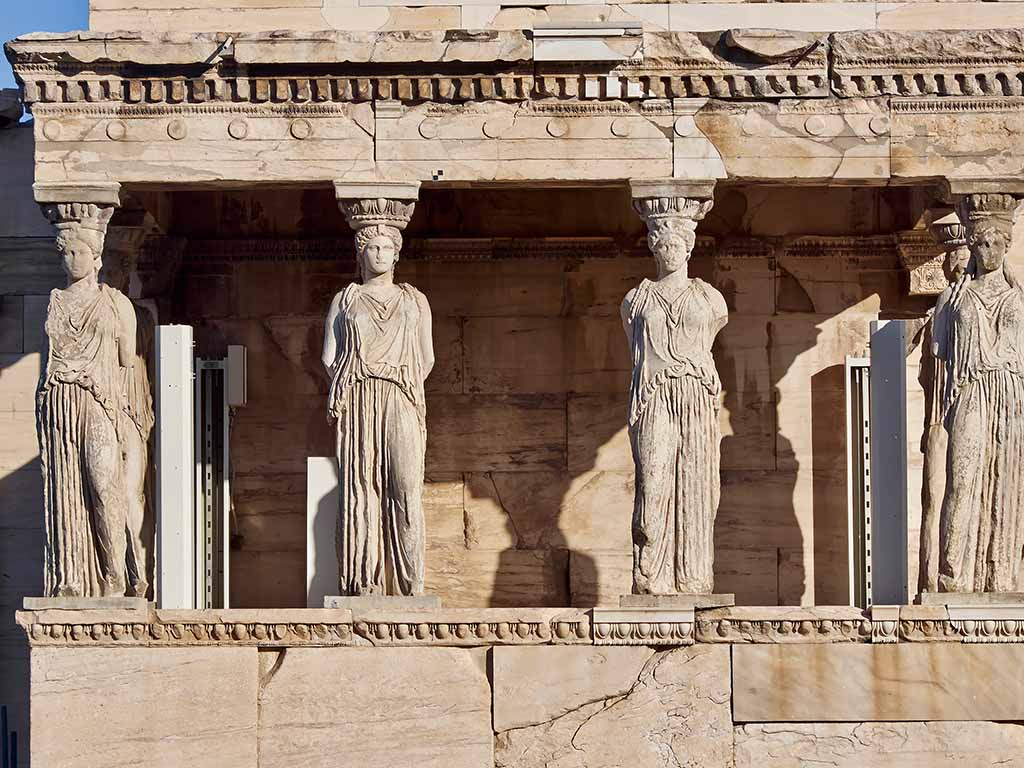 Griechischer Tempel - Vier Statuen fungieren als Säulen