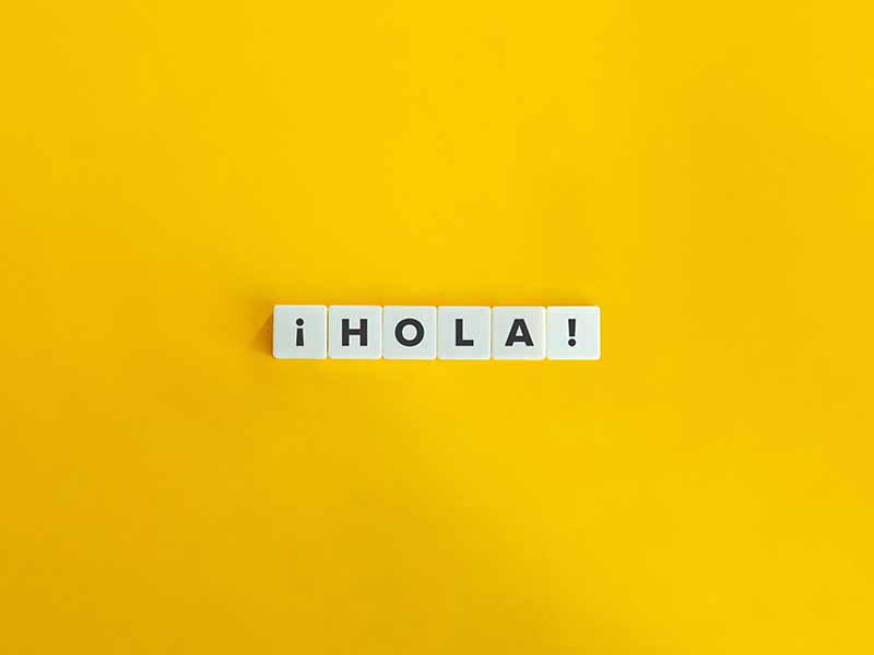 gelber Hintergund und das Wort hola