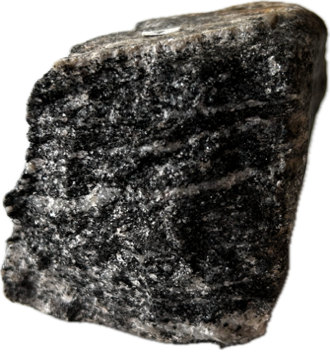 Das Bild zeigt einen dunkelgrauen bis schwarzen, unregelmäßig geformten Stein mit einer rauen, texturierten Oberfläche und helleren Adern