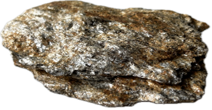 Das Bild zeigt einen flachen, unregelmäßig geformten Stein mit einer glänzenden Oberfläche in Braun- und Grautönen.