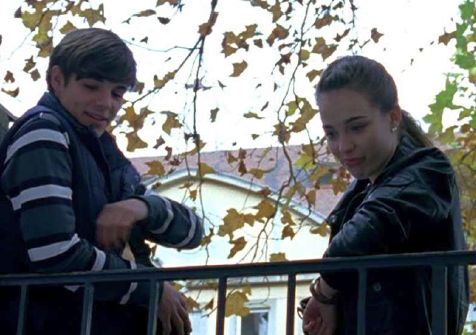 Junge und Mädchen an Geländer