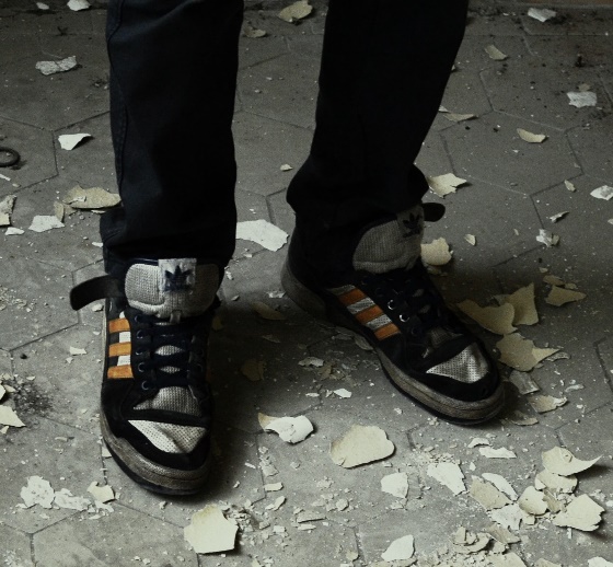 Füße und Scherben