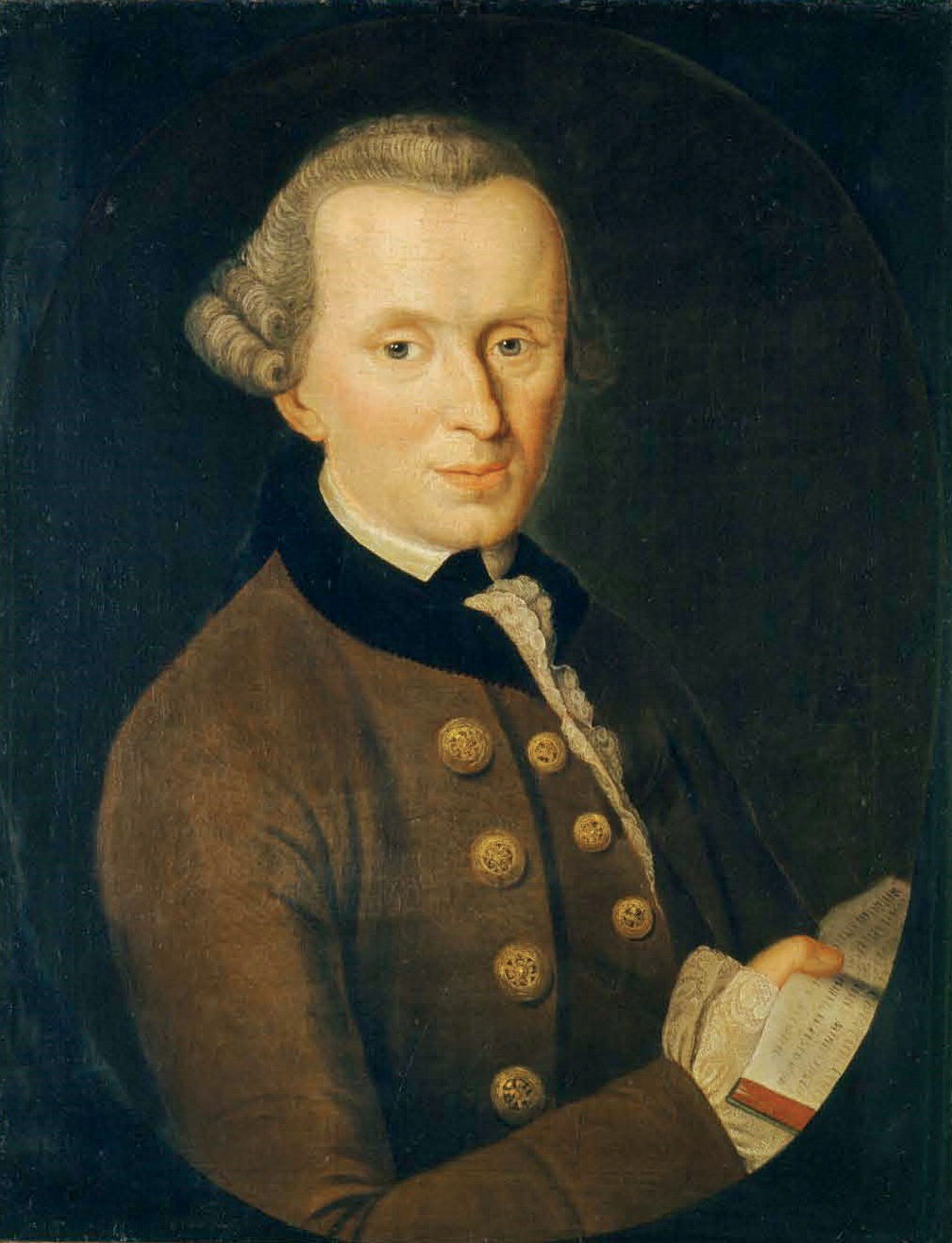 Ein Porträt von Immanuel Kant. Er trägt eine braune Jacke mit goldenen Knöpfen und ein weißes Hemd mit Spitze. In seiner rechten Hand hält er ein Schriftstück.