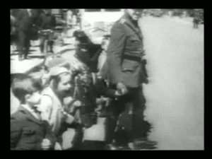 Soldat führt Kinder weg?