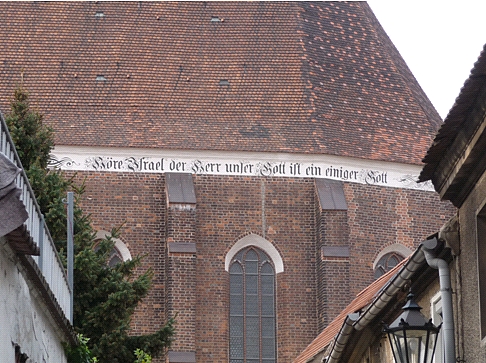 Inschrift an Kirche: "Höre Israel, der Herr unser Gott ist ein einiger Gott"
