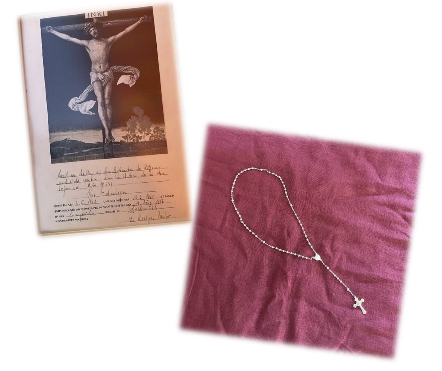 Eine Konfirmationsurkunde mit der Darstellung von Jesus am Kreuz, daneben ein Rosenkranz mit einem Kreuz auf rotem Stoff