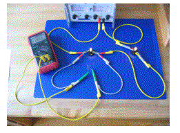  Heißleiter  + Birnchen  +  Multimeter an Netzteil