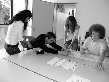 Schülerinnen und Schüler beim Aufbau