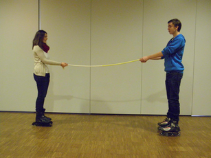 Robin und Mira auf Inlineskates