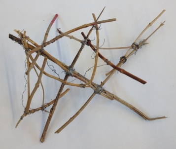 Bild von aufeinandergeschichteten Zweigen