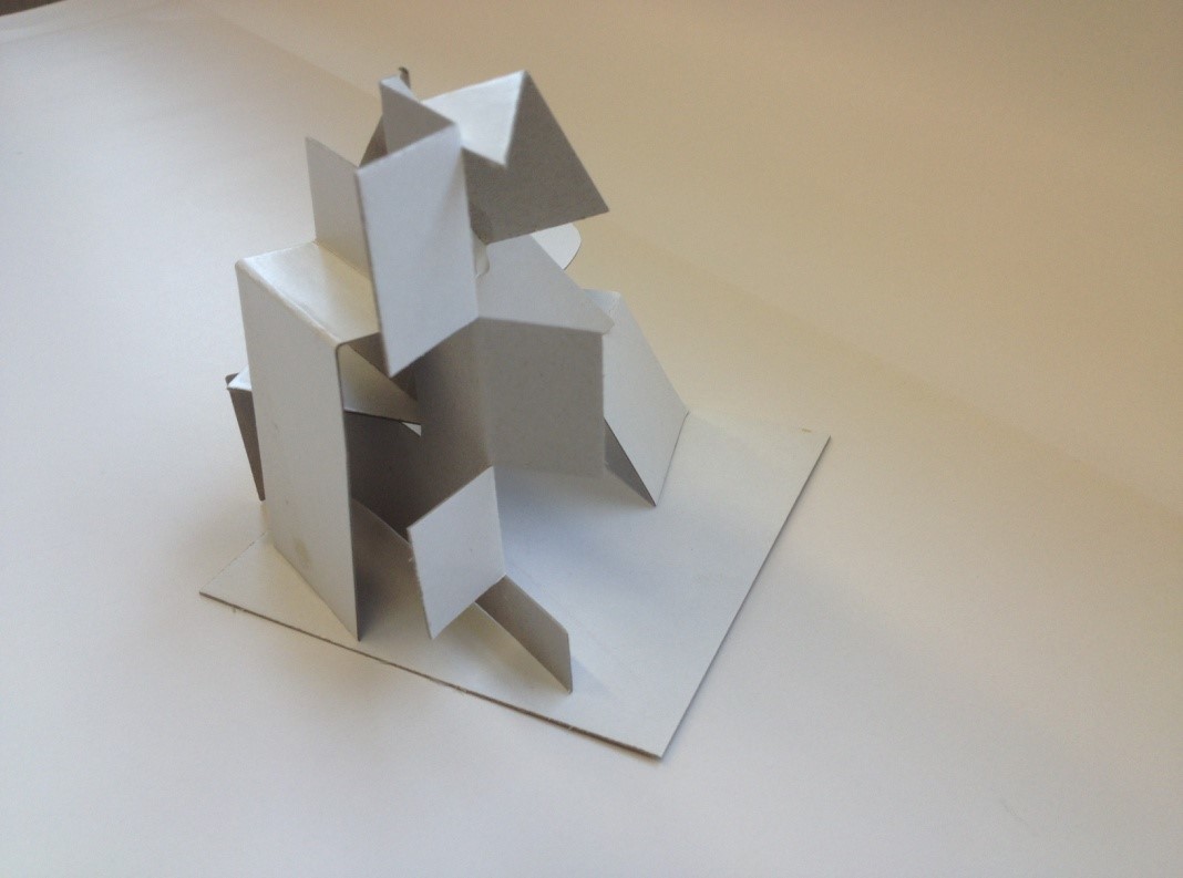 Bild einer Figur aus Pappe