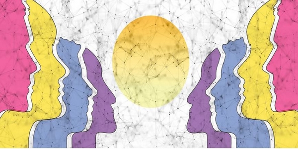 Stilisierte, bunte Köpfe stehen sich kommunizierend gegenüber