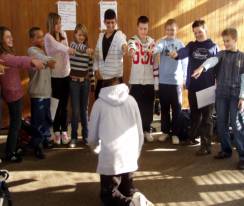 alle zeigen auf einen