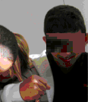 einer ballt die Faust