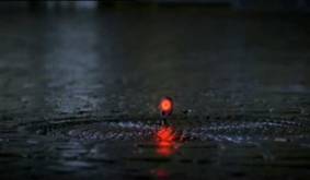 Periskop schaut aus Schachtdeckel